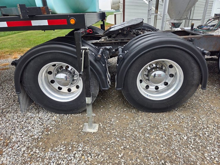 2000-volvo-day-cab-semi-image-9