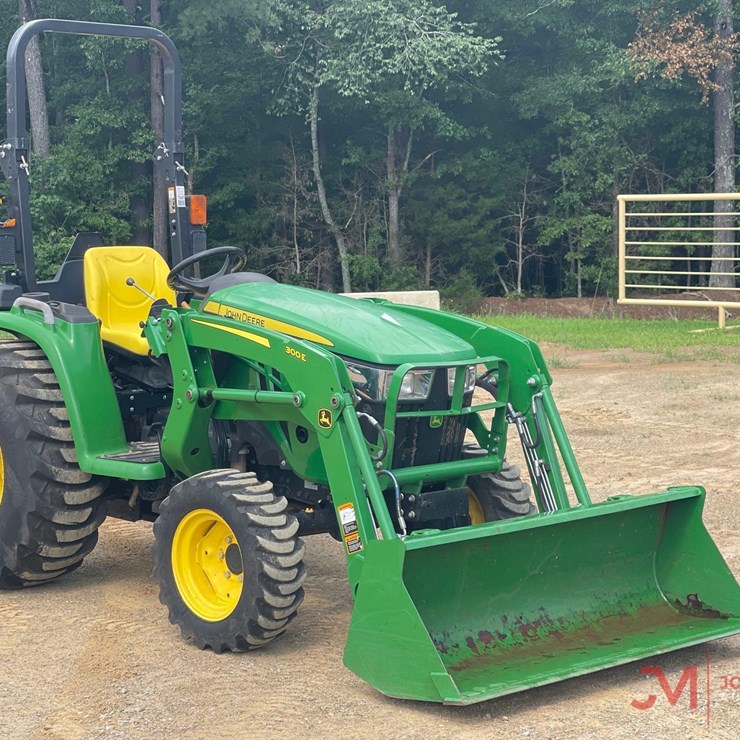 JOHN DEERE 3025E UTILITY TRACTOR