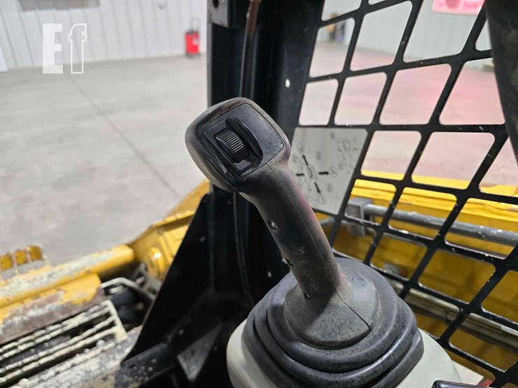 2011-caterpillar-246c-image-18