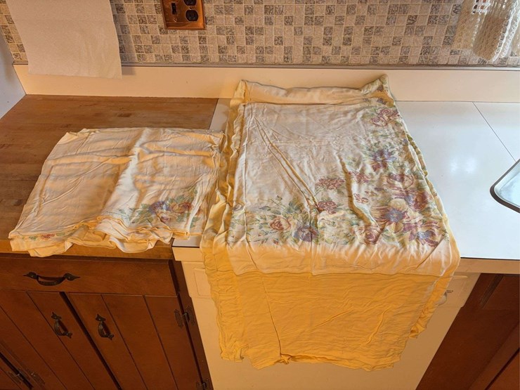 floral-print-bed-sheet-set-with-ruffled-edging-image-1