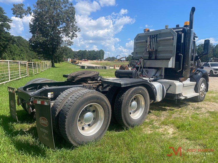 2019-peterbiltday-cab-truck-tractor-image-3