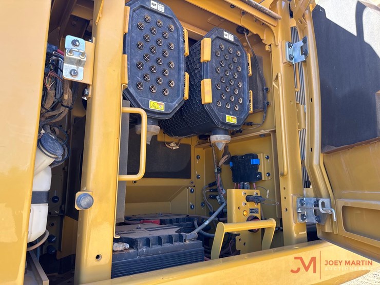 2024-caterpillar-352-image-19