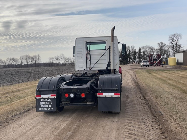 2015-volvo-vnl-semi-image-23