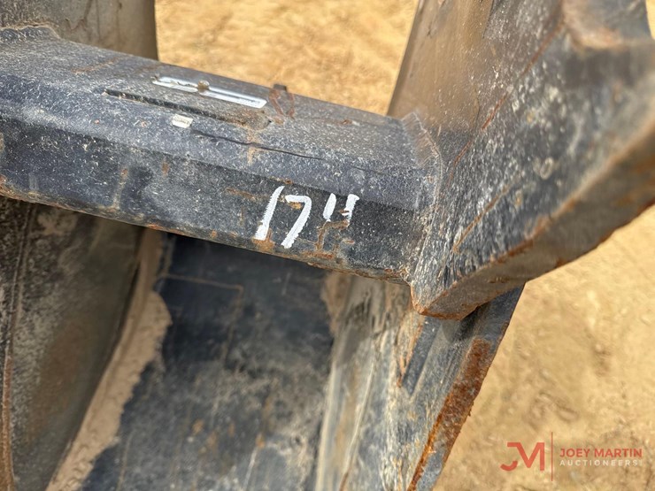 18"-tooth-bucket-excavator-attachment-image-4
