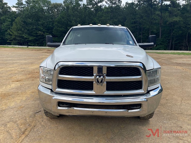 2016-ram-3500-heavy-duty-flatbed-truck-image-7