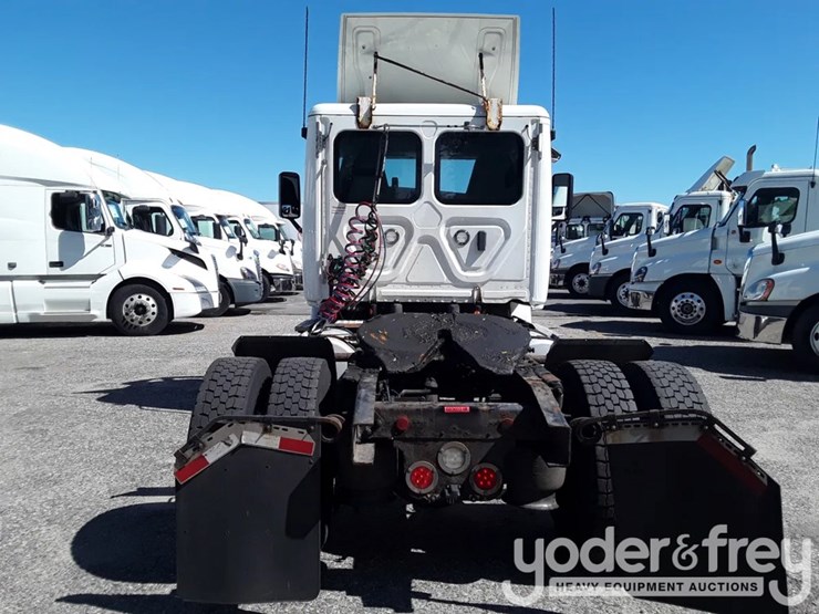 2018-freightliner-cascadia-113-image-3