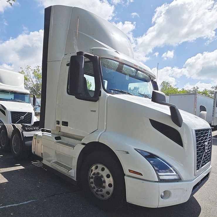 2022 VOLVO VNR300