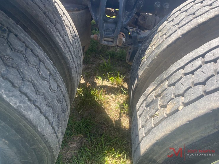 2019-peterbiltday-cab-truck-tractor-image-9