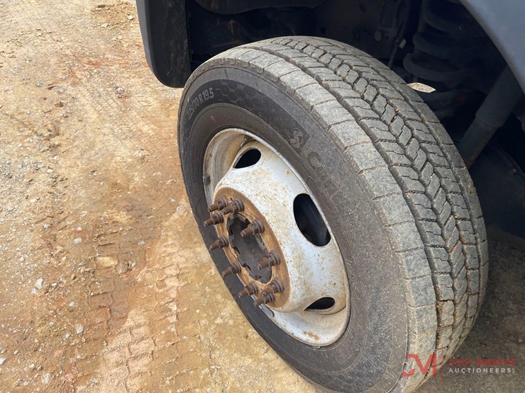 2016-ford-f-550-xl-super-duty-cab-&-chassis-truck-image-12