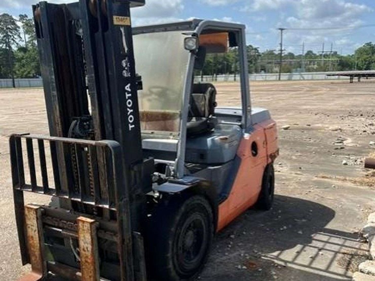 2014-toyota-forklift-image-1