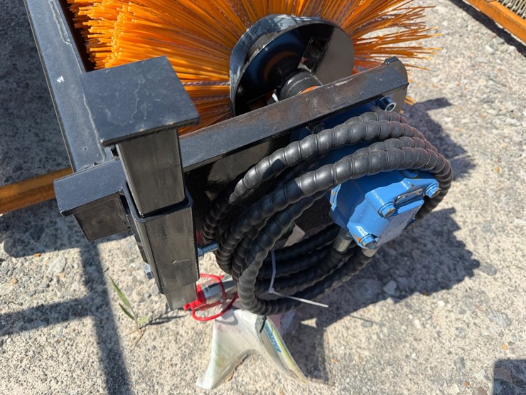 #2035-•-unused-future-sc61-70"-skid-steer-sweeper-b-dqsj2605334-inv#49443-image-6