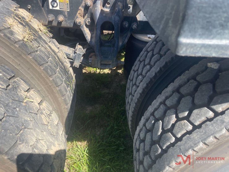 2019-peterbiltday-cab-truck-tractor-image-7