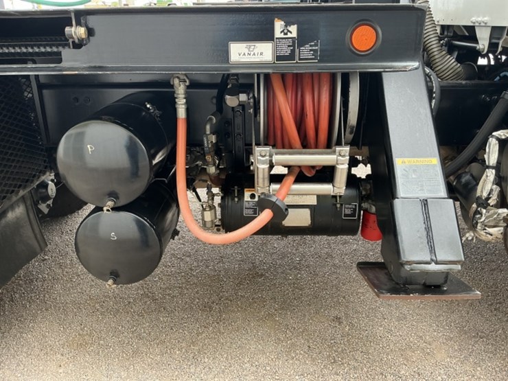 2016-freightliner-m2-106-image-28