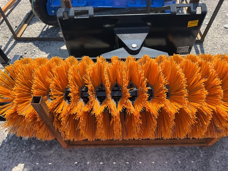 #2035-•-unused-future-sc61-70"-skid-steer-sweeper-b-dqsj2605334-inv#49443-image-8