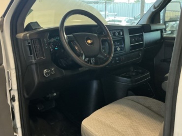 2013-chevrolet-express-3500-image-23