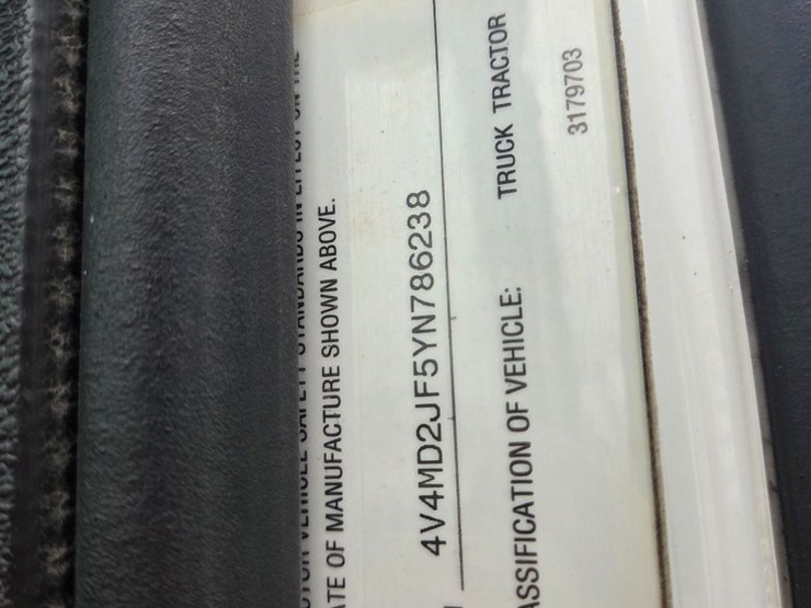 2000-volvo-day-cab-semi-image-43