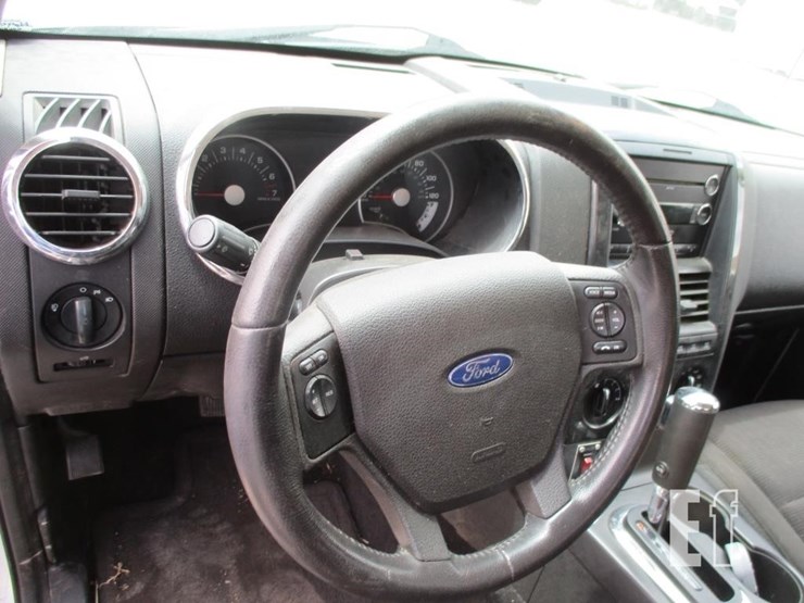 2010-ford-explorer-xlt-image-13