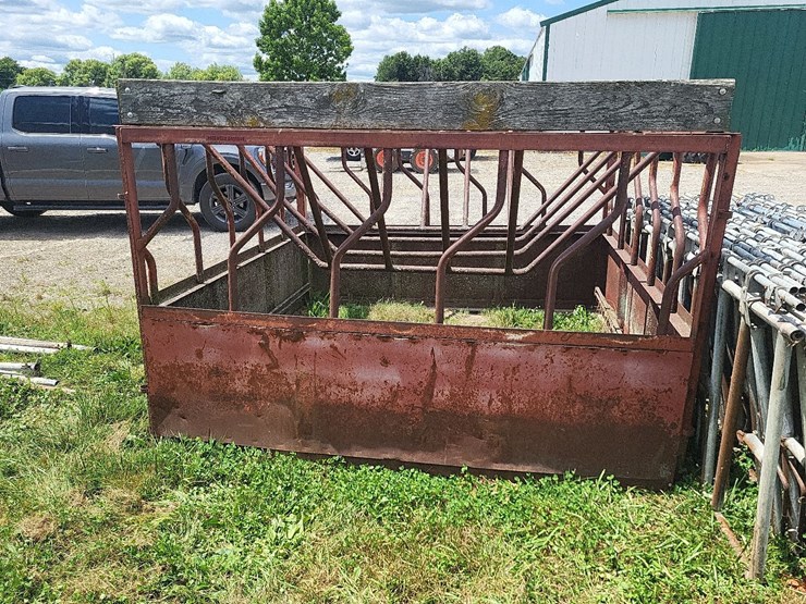 round/big-square-bale-feeder---20-head-capacity-image-1