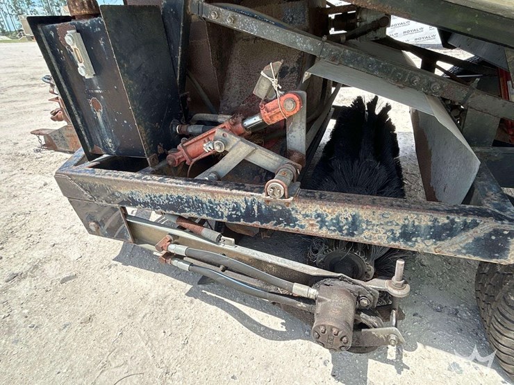 diamond-turf-turbovac-turf-sweeper-tractor-attachment-image-9