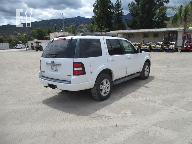 2010-ford-explorer-xlt-image-3