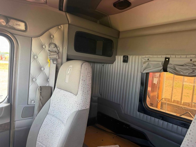 2012-kenworth-t800-image-36
