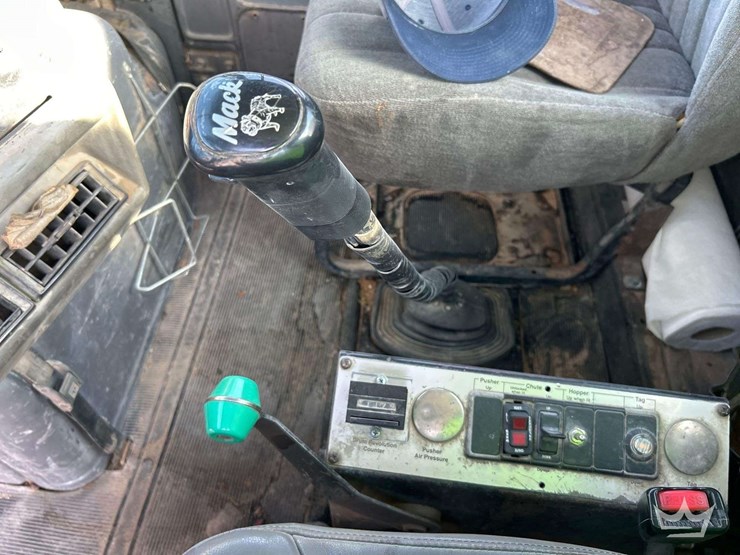 1994-mack-dm690s-image-19