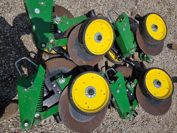 (8)-john-deere-single-disk-dry-fertilizer-openers---like-new-image-2