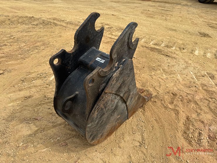 18"-tooth-bucket-excavator-attachment-image-2