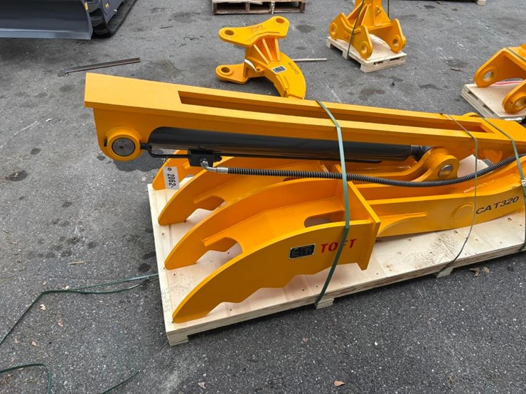 caterpillar-320-image-2