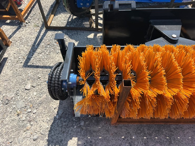 #2035-•-unused-future-sc61-70"-skid-steer-sweeper-b-dqsj2605334-inv#49443-image-7