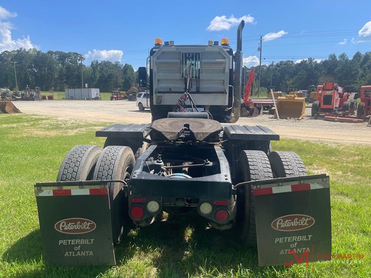 2019-peterbiltday-cab-truck-tractor-image-8