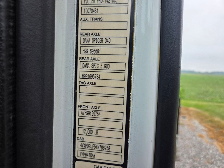 2000-volvo-day-cab-semi-image-40