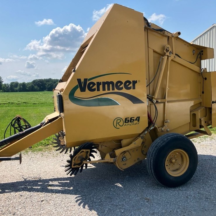 Vermeer 664M round baler