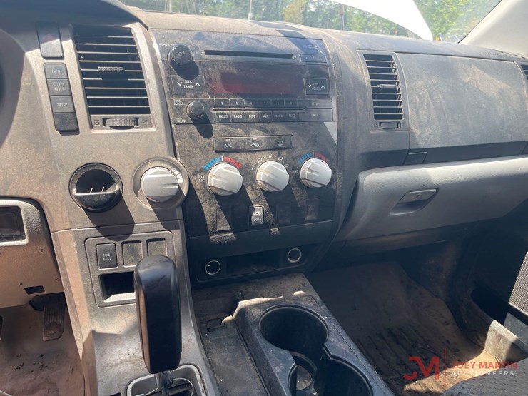 2010-toyota-tundra-sr5-image-22