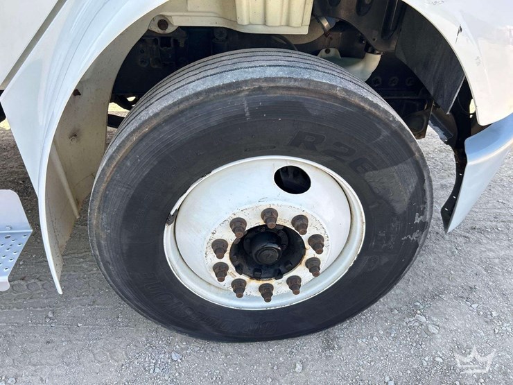 2016-freightliner-m2-106-image-26