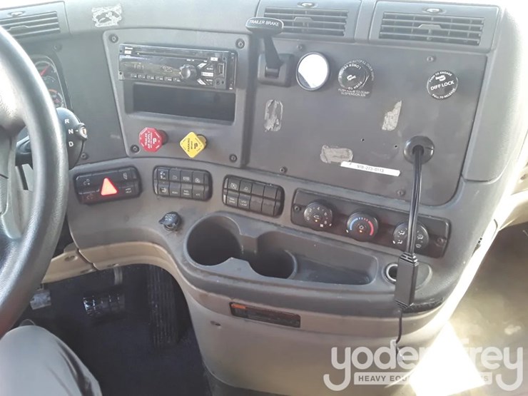 2017-freightliner-cascadia-113-image-9