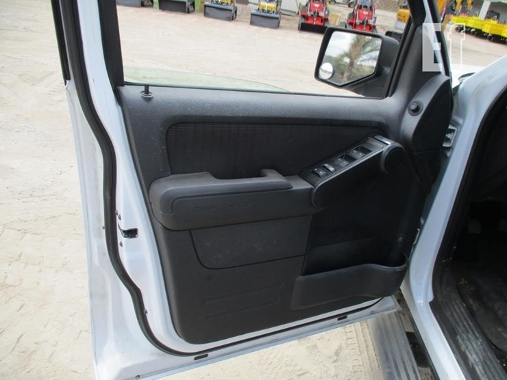 2010-ford-explorer-xlt-image-16