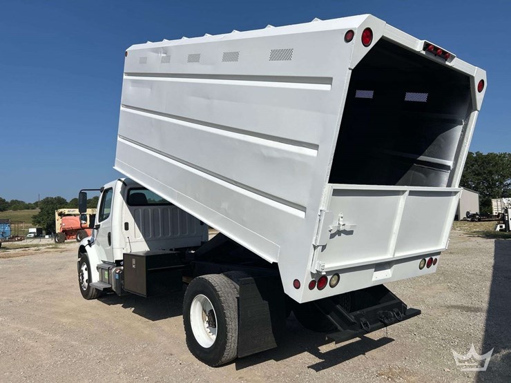 2016-freightliner-m2-106-image-2