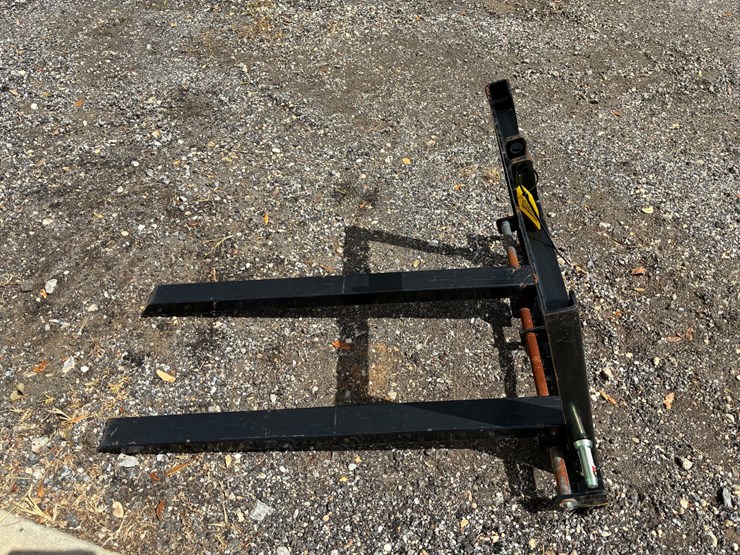 #20222-•-3-point-hitch-pallet-forks-image-1