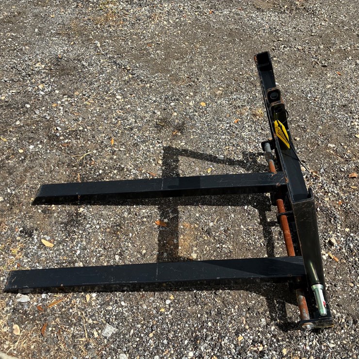 #20222 • 3 point hitch pallet forks
