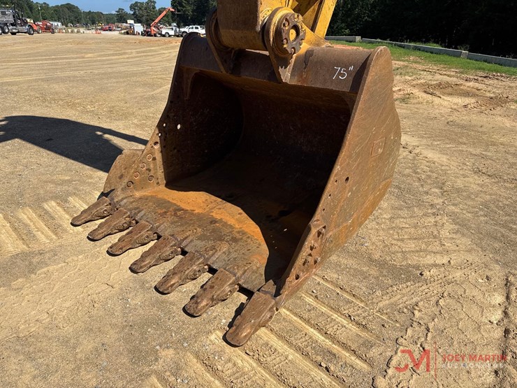 2024-caterpillar-352-image-9