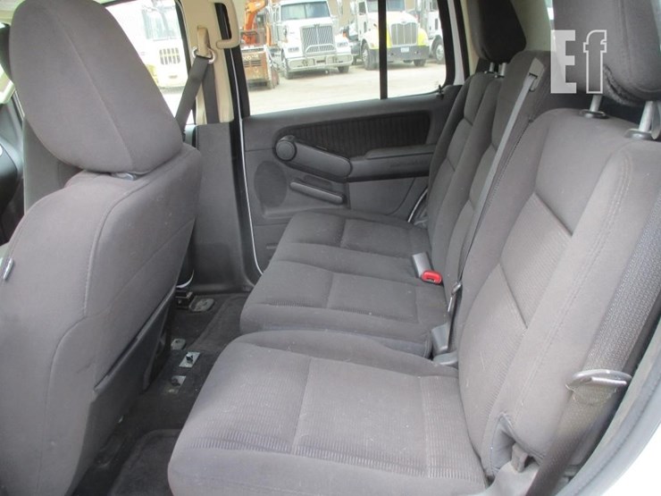 2010-ford-explorer-xlt-image-8