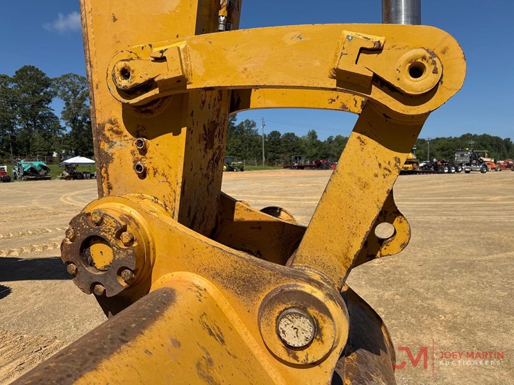 2024-caterpillar-352-image-11