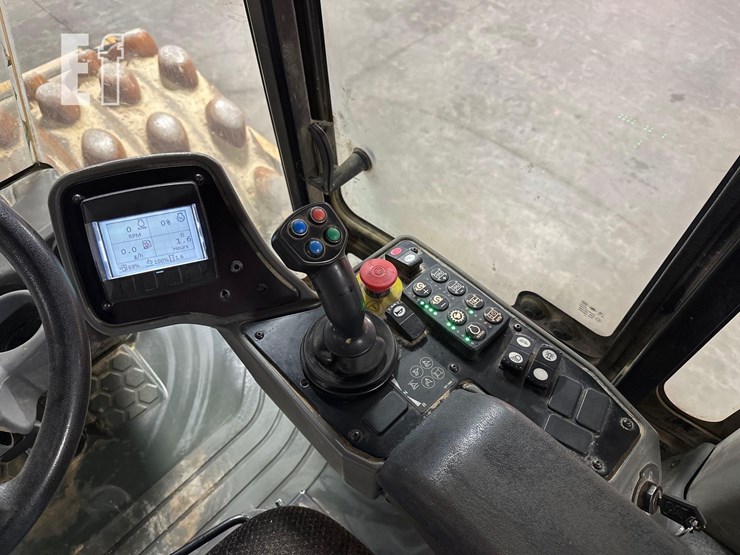 2019-caterpillar-cp56b-image-18