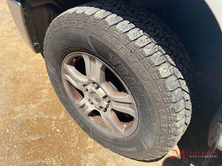2010-toyota-tundra-sr5-image-13