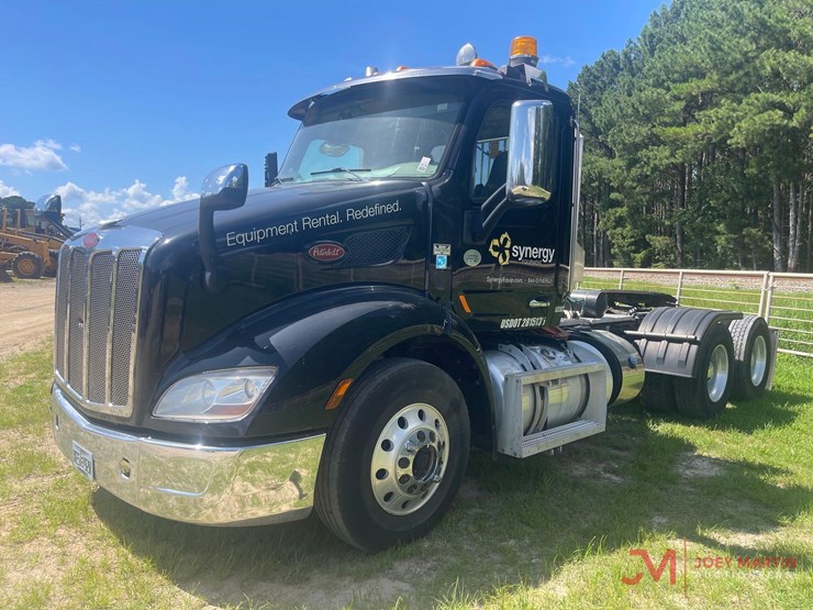 2019-peterbiltday-cab-truck-tractor-image-5