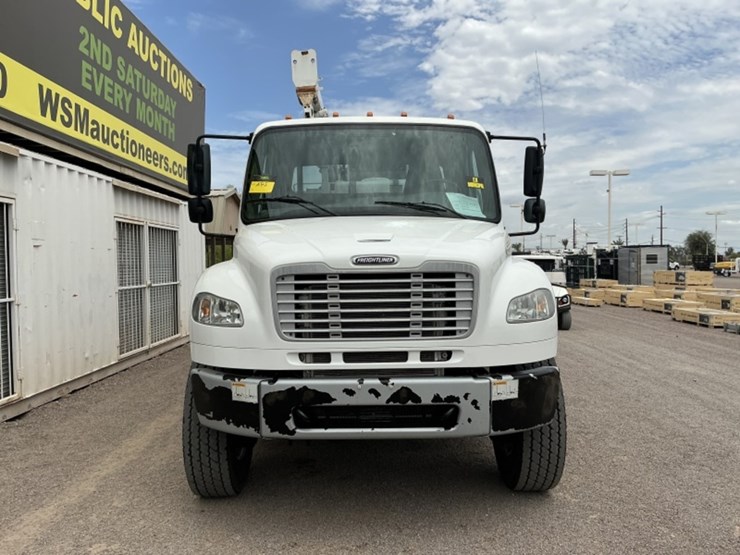 2016-freightliner-m2-106-image-4