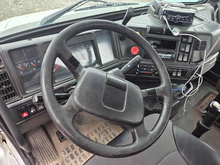 2000-volvo-day-cab-semi-image-47