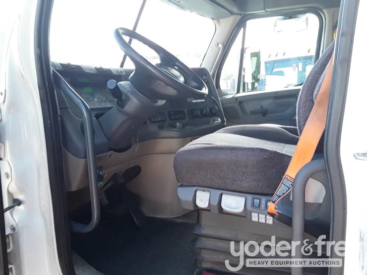 2018-freightliner-cascadia-113-image-8