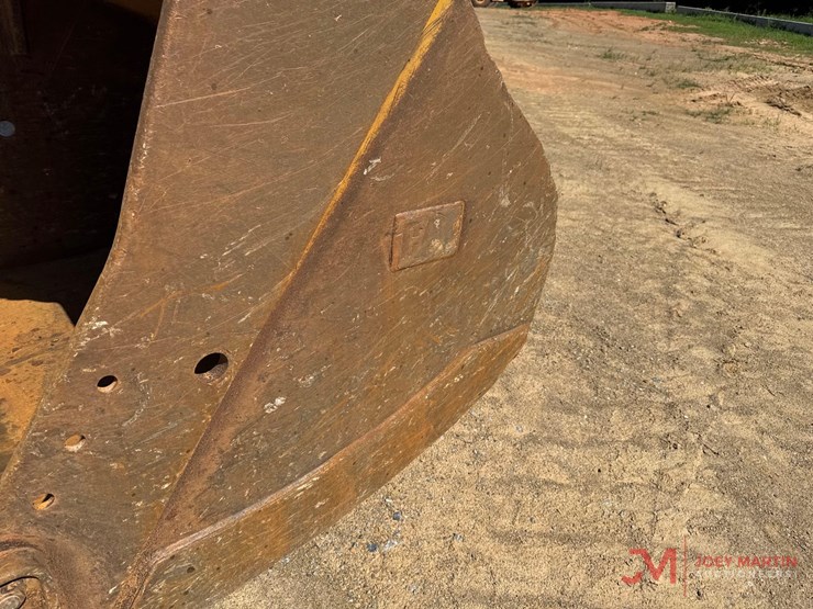 2024-caterpillar-352-image-10
